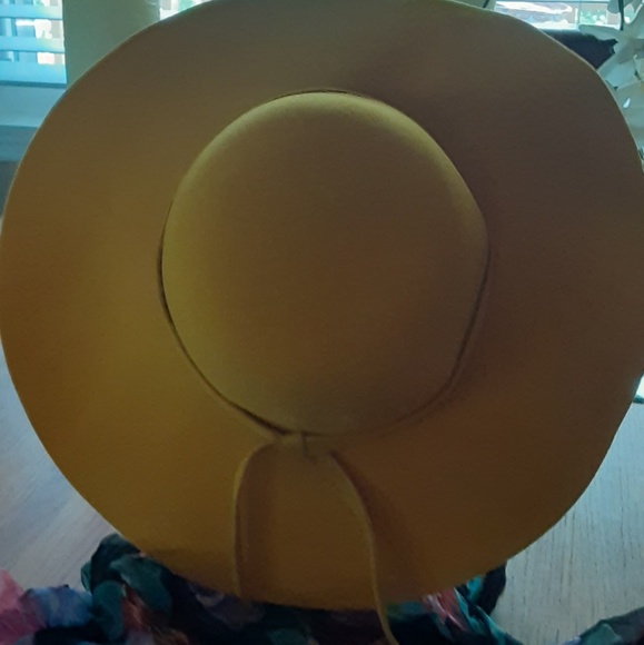 Women's golden honey colored hat - Picture 2 of 2